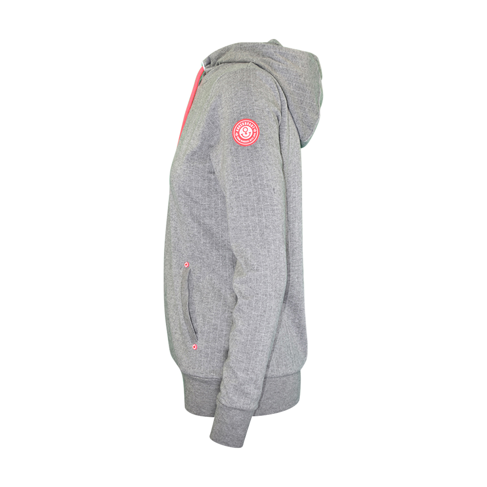Weibliches Model mit ANKERBRAUT Hoodie in Grey Melange Pink