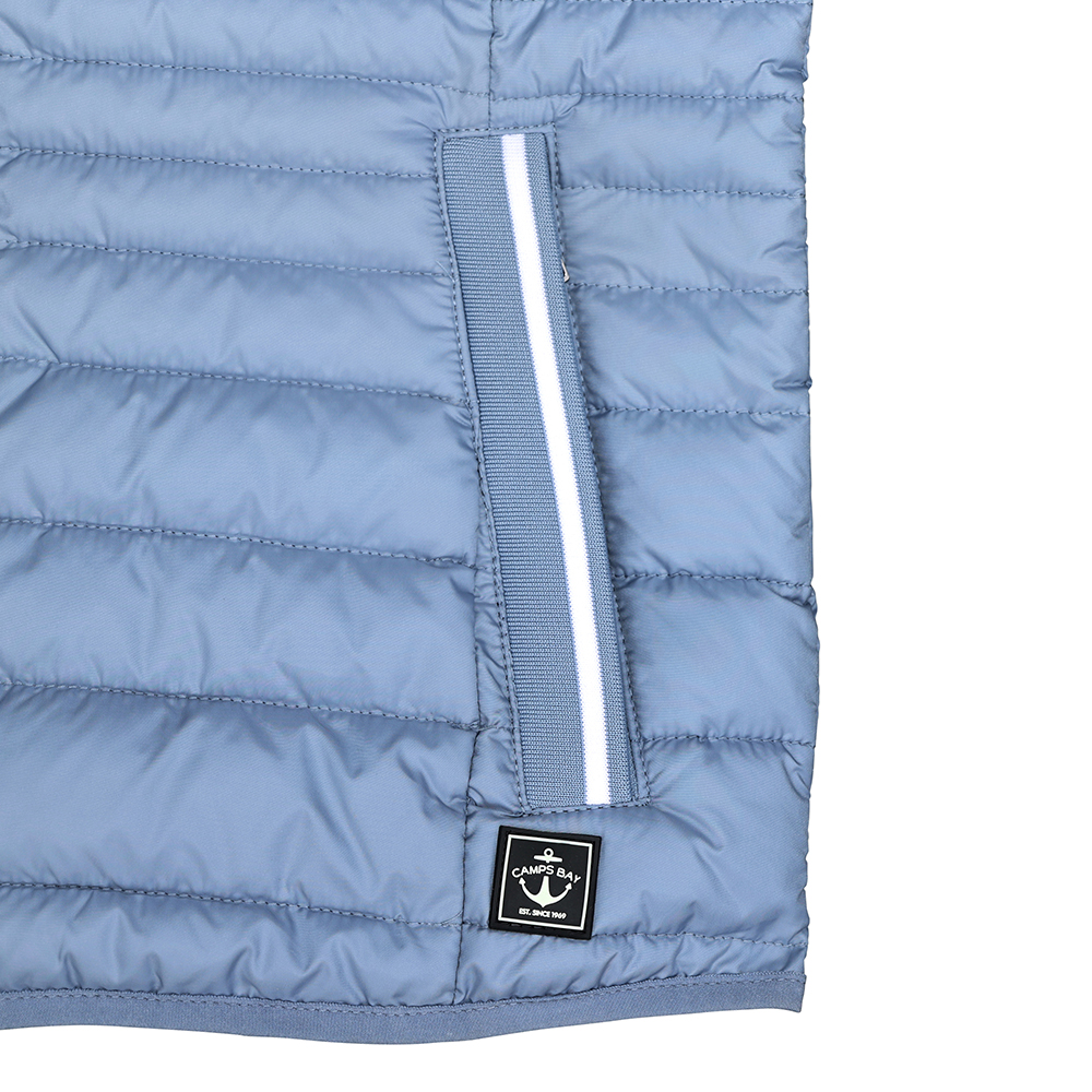 Weibliches Model mit CAMPS BAY Weste in Windward Blue