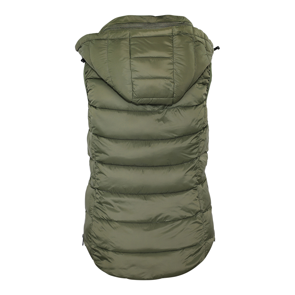 Weibliches Model mit CAMPS BAY Steppweste in Olive Night
