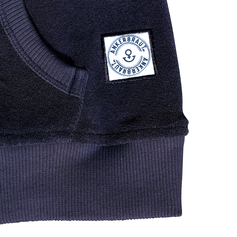 Weibliches Model mit ANKERBRAUT Frottee-Hoodie in Night Sky