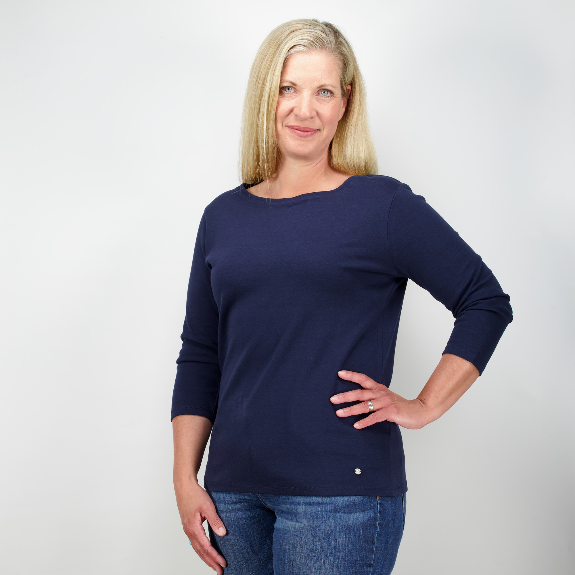 Weibliches Model mit CAMPS BAY Shirt in Night Sky