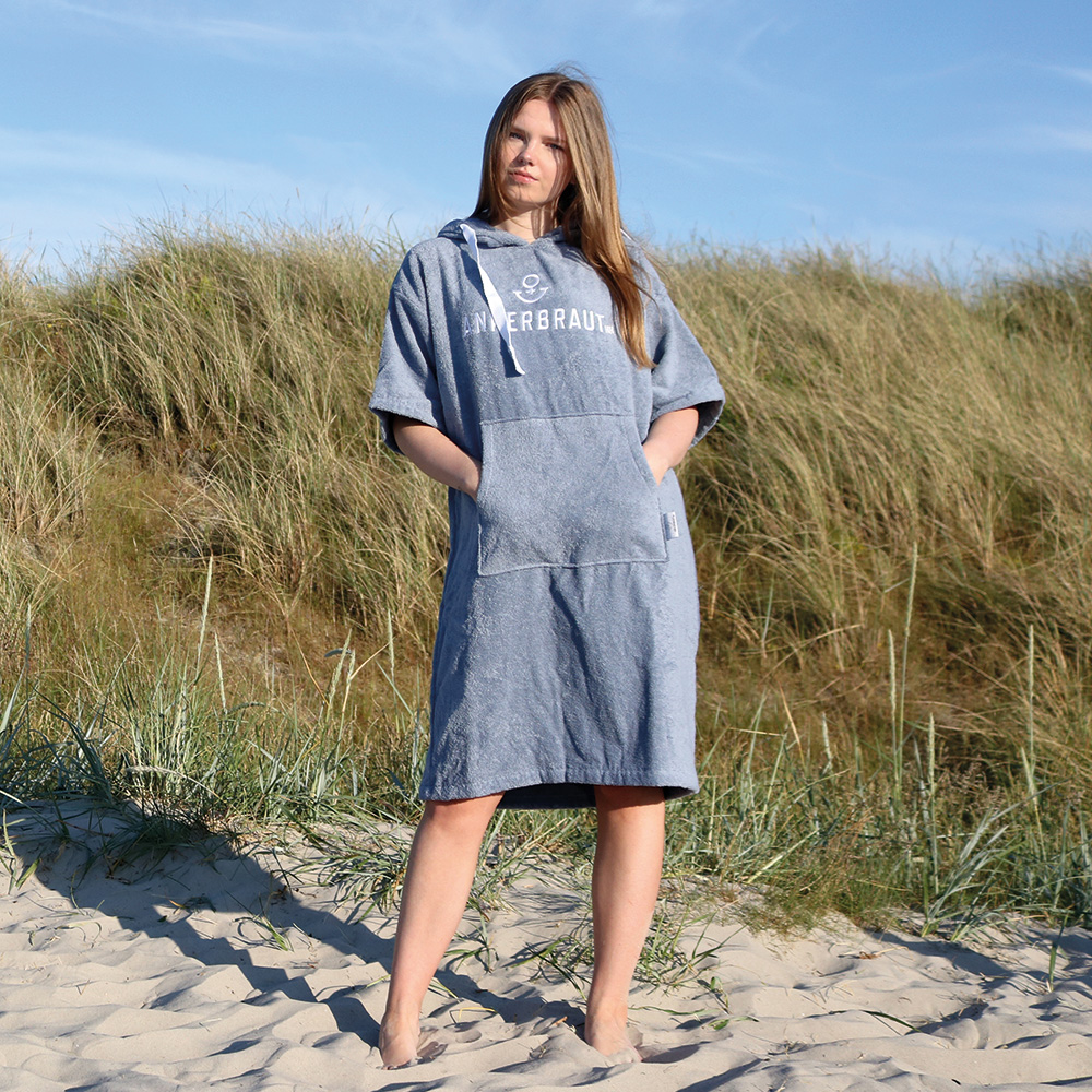 Weibliches Model mit ANKERBRAUT Strandkleid in Dove Blue