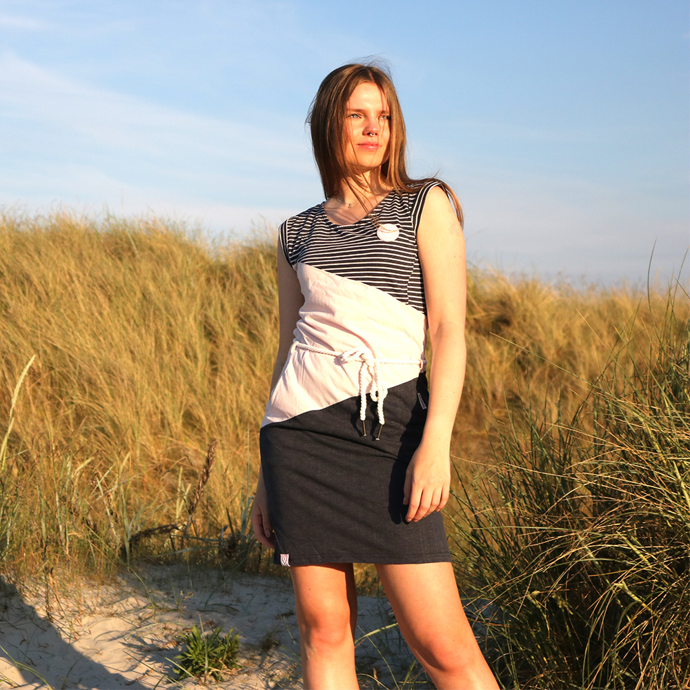 Weibliches Model mit ANKERBRAUT Jerseykleid in Cradle Pink