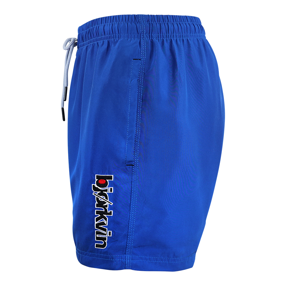 Männliches Model mit Björkvin Badeshorts in Mid Blue