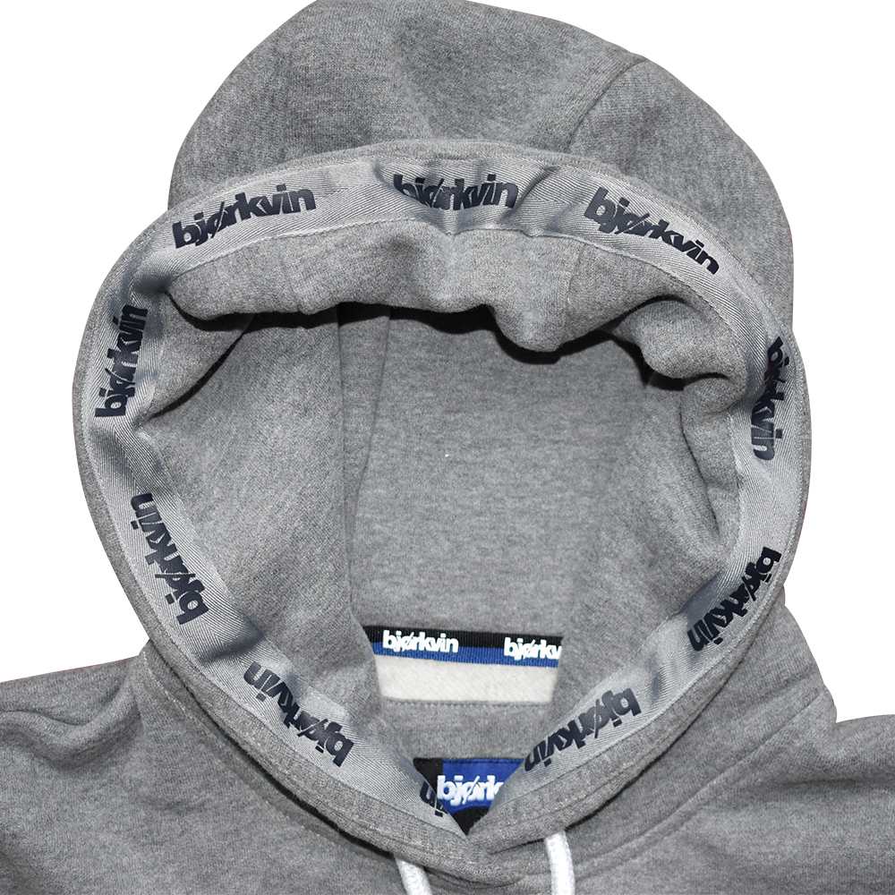 Männliches Model mit Björkvin Hoodie in Silver Melange