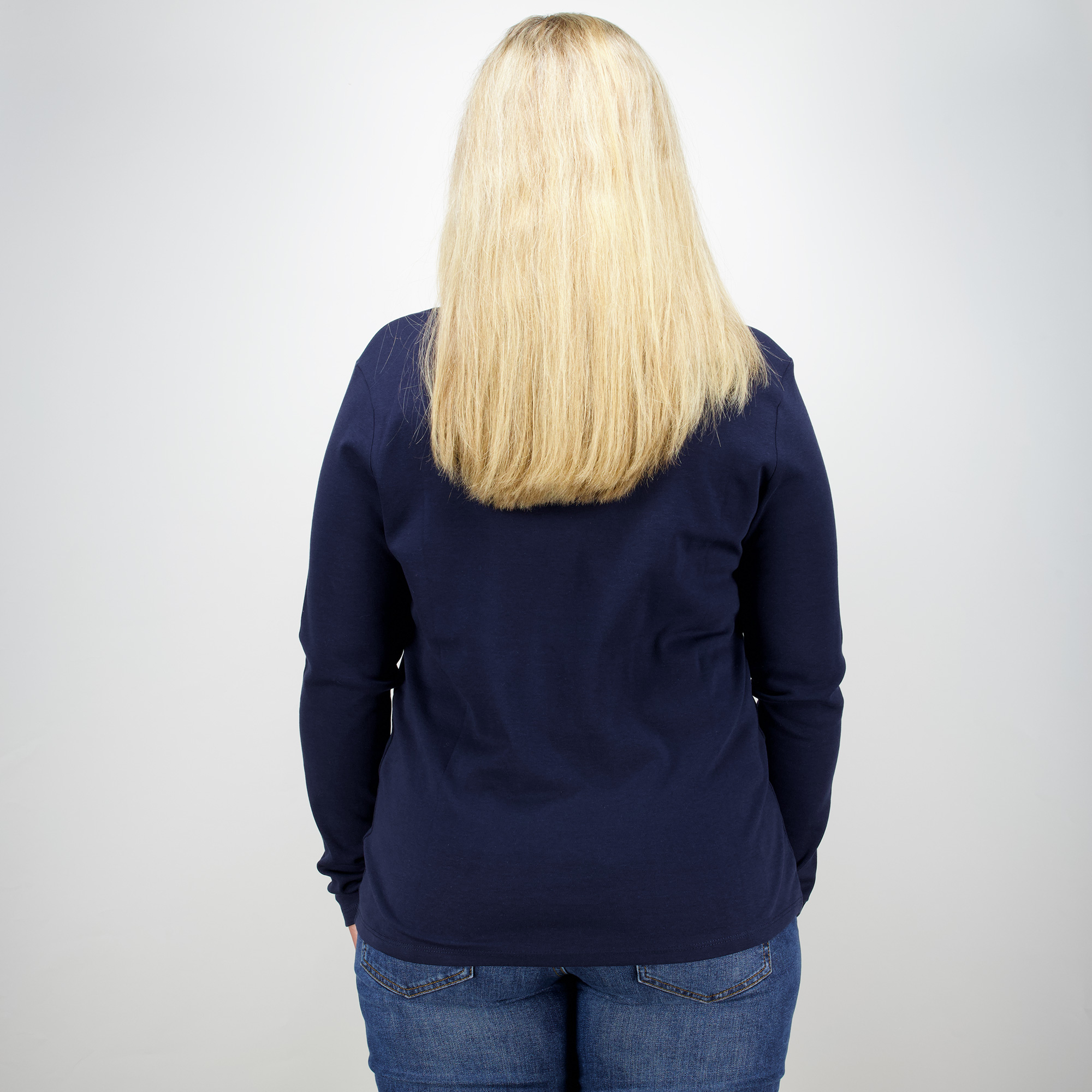 Weibliches Model mit CAMPS BAY Langarmshirt in Night Sky