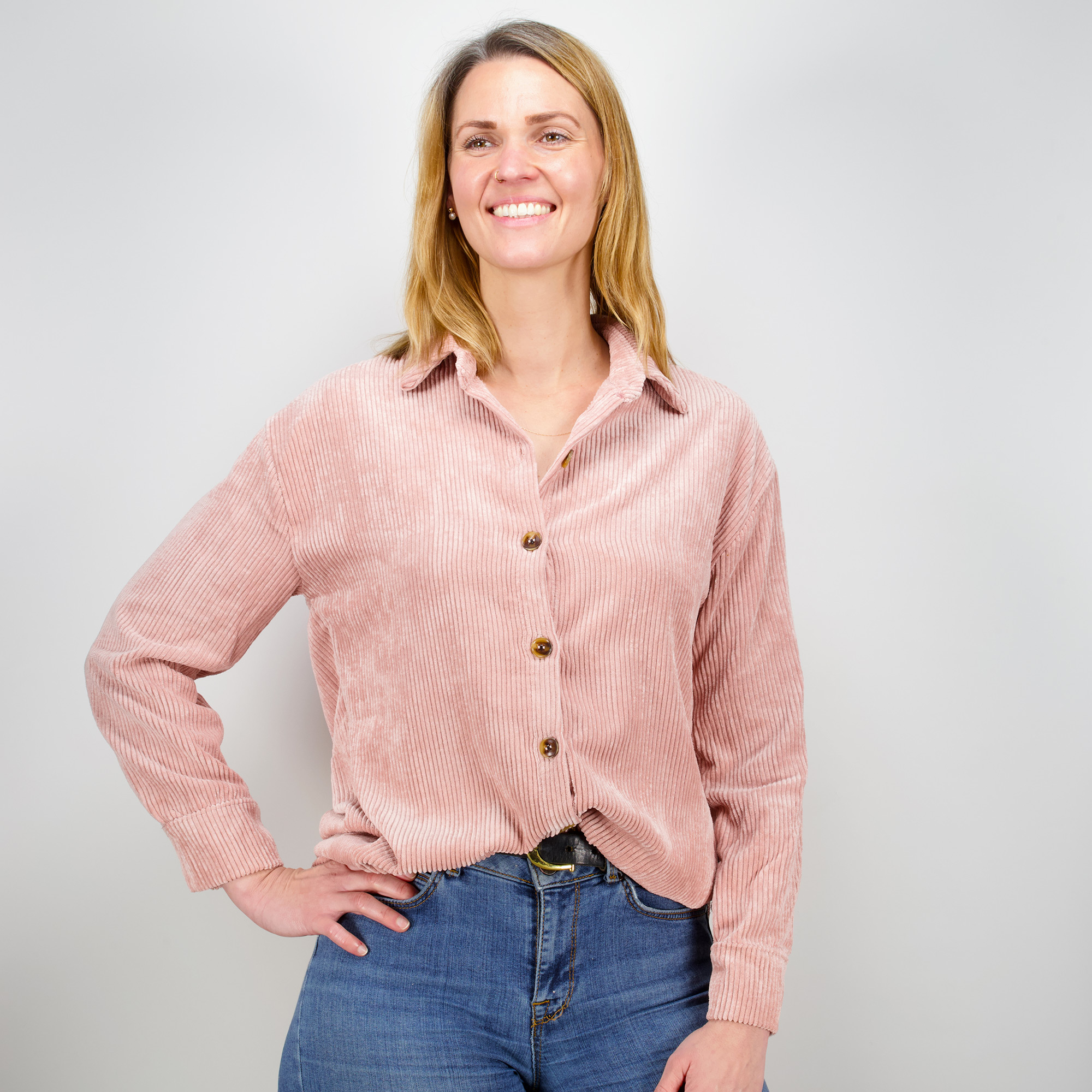 Weibliches Model mit Küstenzauber Cordbluse 