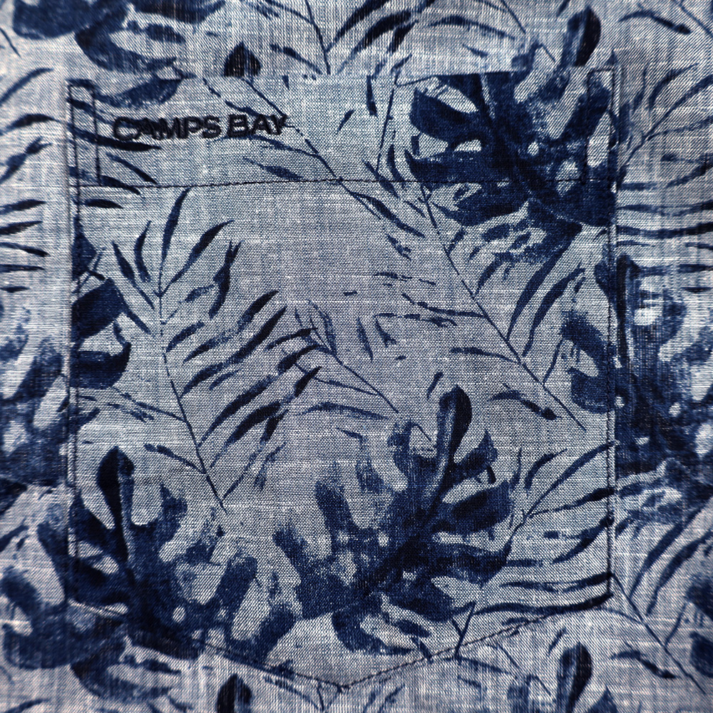 Männliches Model mit CAMPS BAY Kurzarm-Hemd in Navy