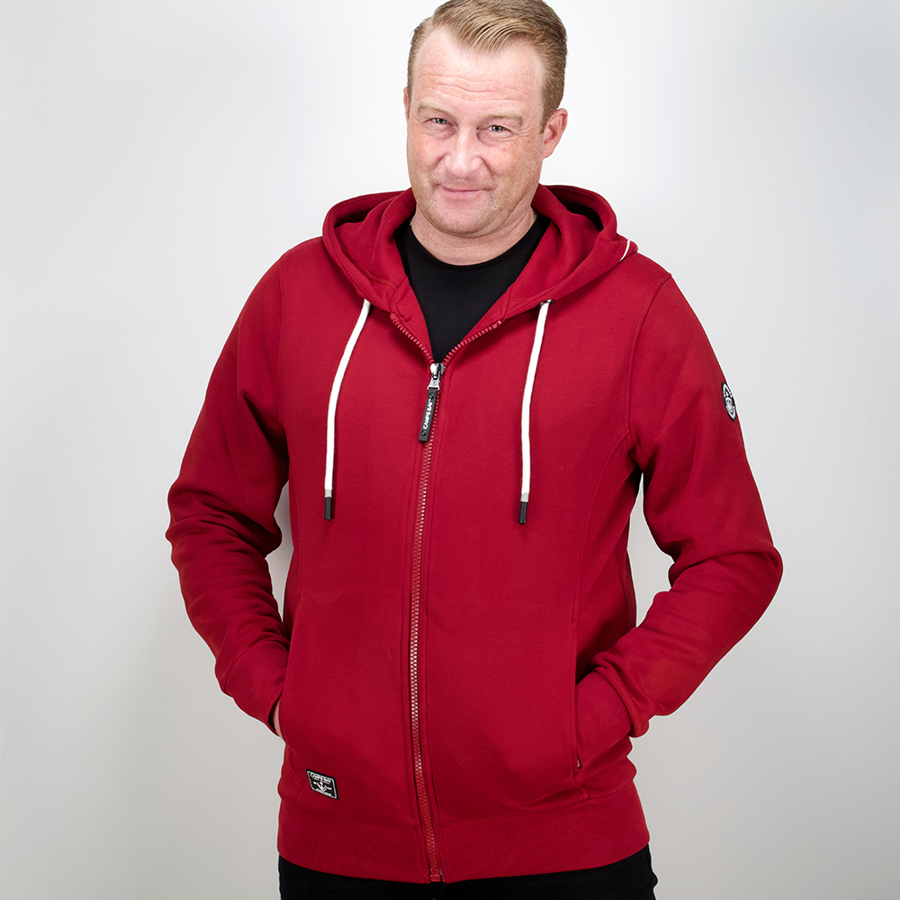 Männliches Model mit CAMPS BAY Sweatjacke in Sun Dried Tomato