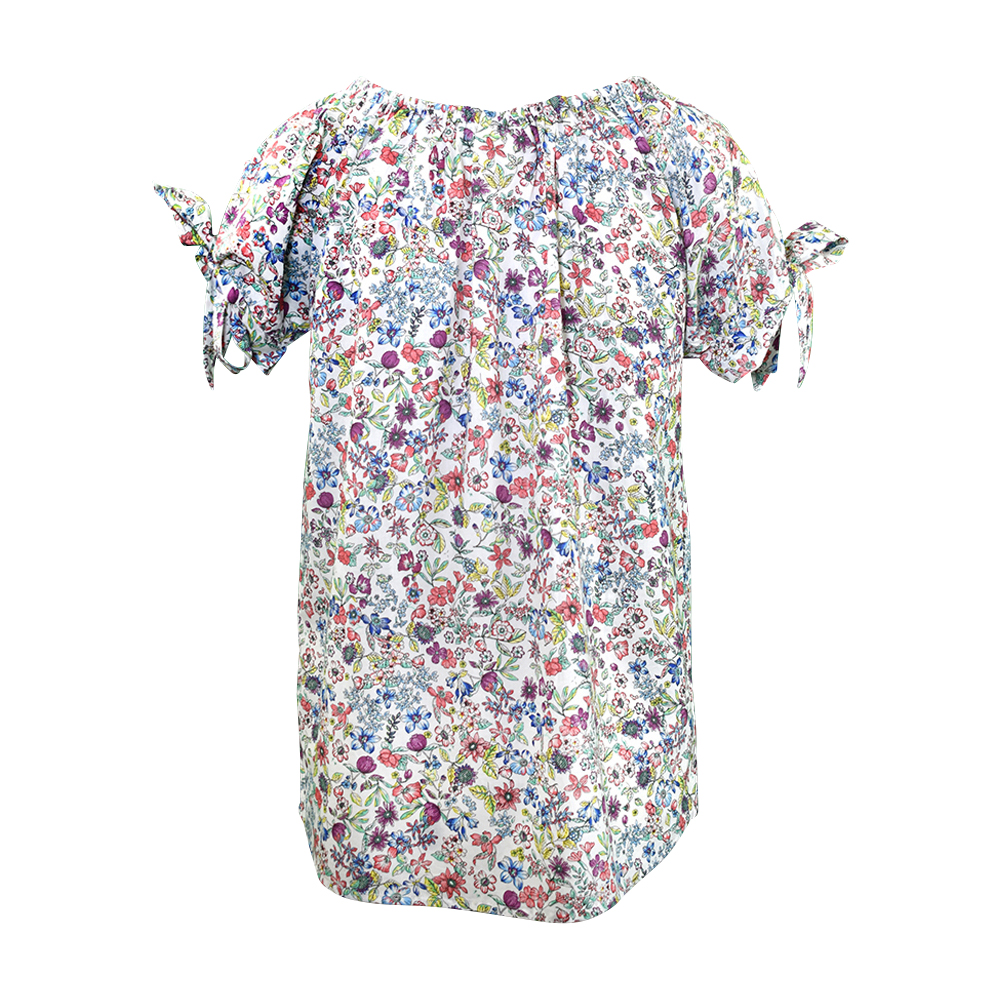 Weibliches Model mit CAMPS BAY Bluse in Off White