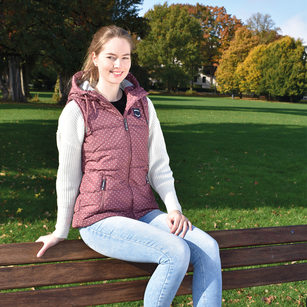 Weibliches Model mit ANKERBRAUT Weste in Rose Brown