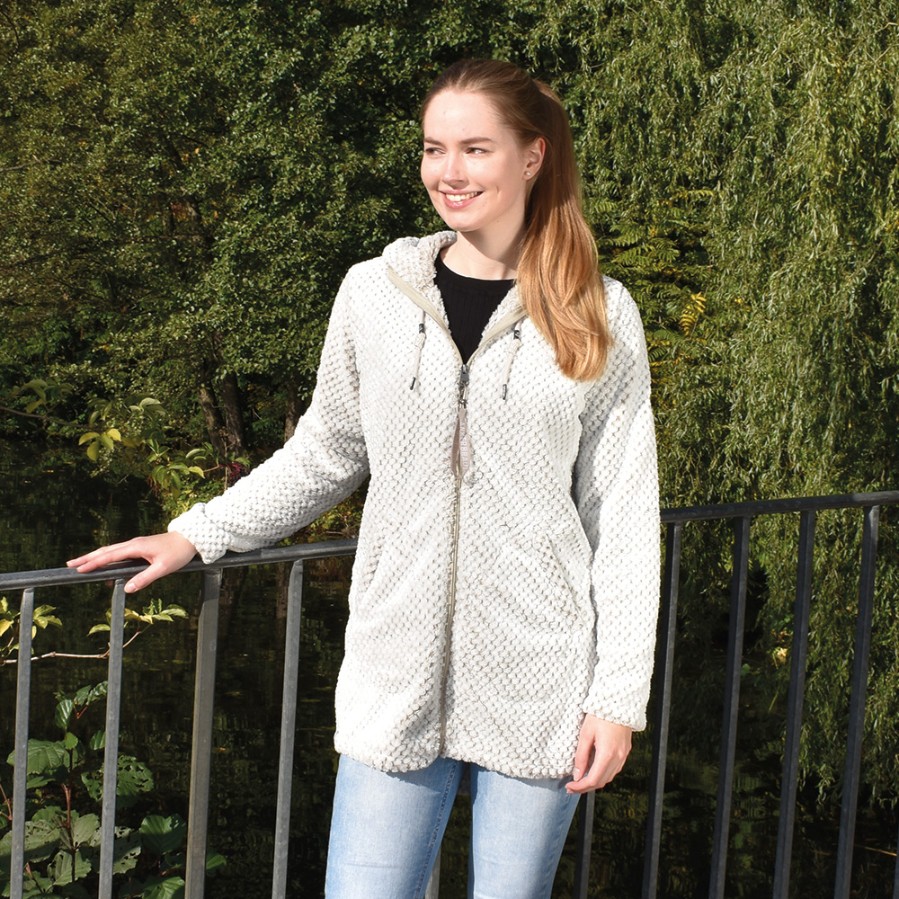 Weibliches Model mit ANKERBRAUT Plüschjacke in Dove