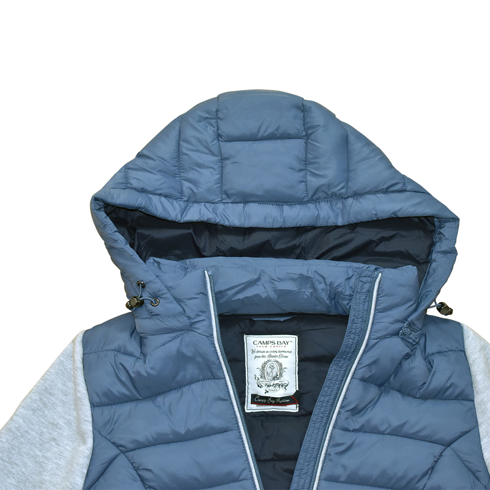 Weibliches Model mit CAMPS BAY Jacke in Vintage Indigo