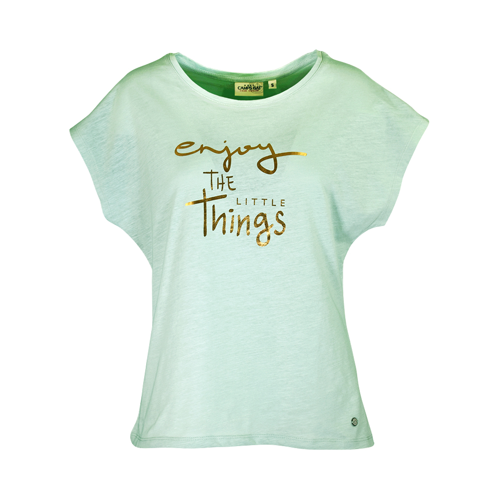 Weibliches Model mit CAMPS BAY T-Shirt 