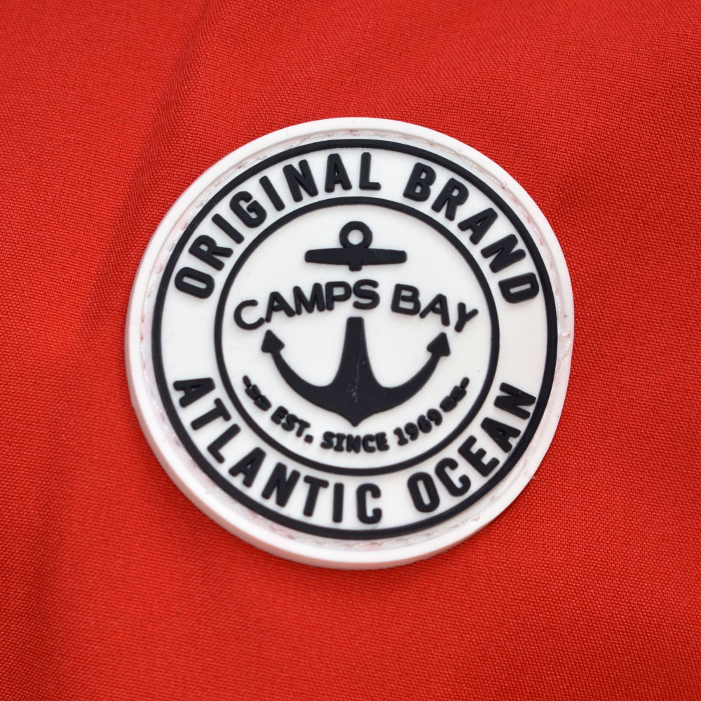 Weibliches Model mit CAMPS BAY Jacke in True Red