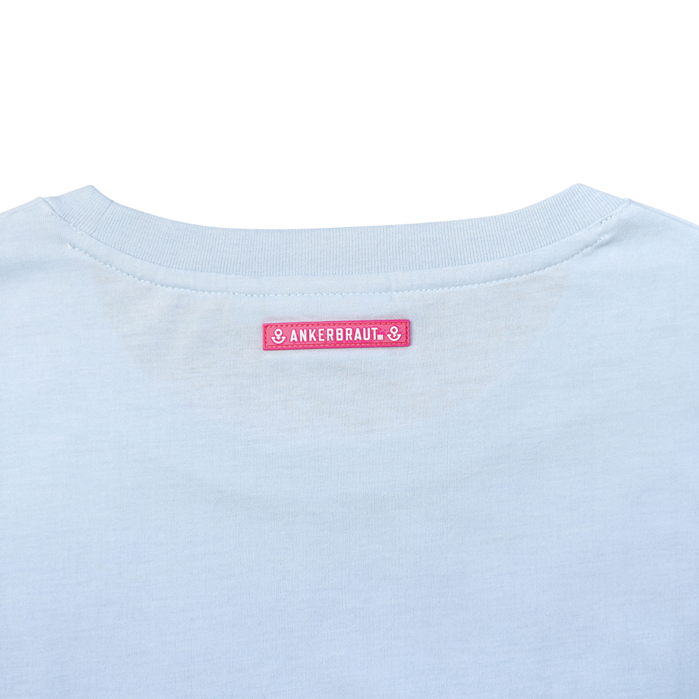 Weibliches Model mit ANKERBRAUT T-Shirt in Cashmere Blue