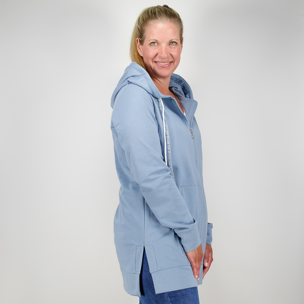 Weibliches Model mit Camps Bay Sweatjacke in Windward Blue