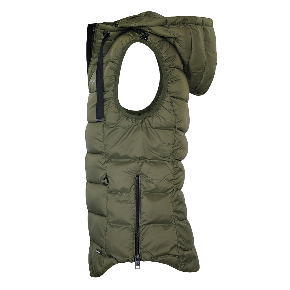 Weibliches Model mit CAMPS BAY Steppweste in Olive Night