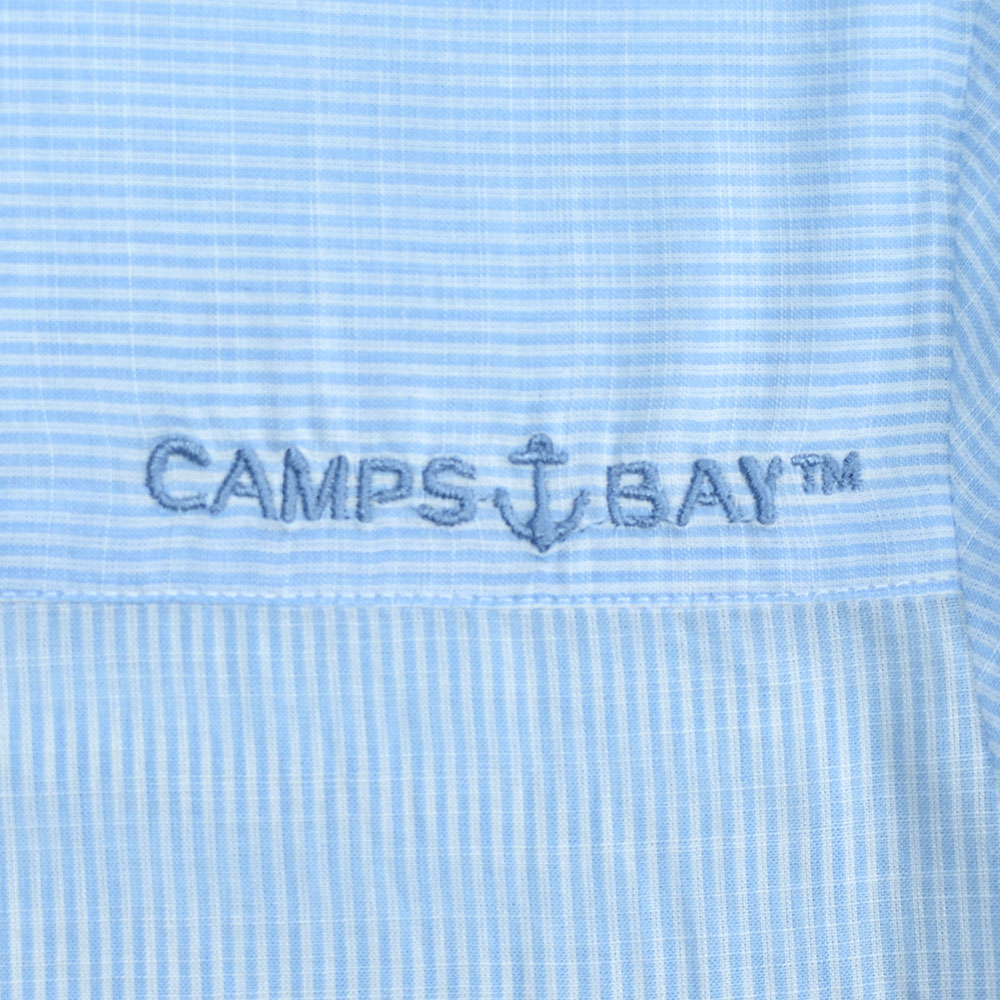 Weibliches Model mit CAMPS BAY Bluse in White-Light Blue