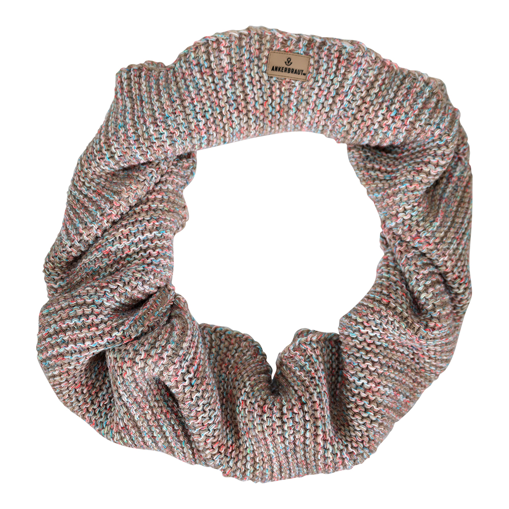 Weibliches Model mit ANKERBRAUT Loop-Schal 