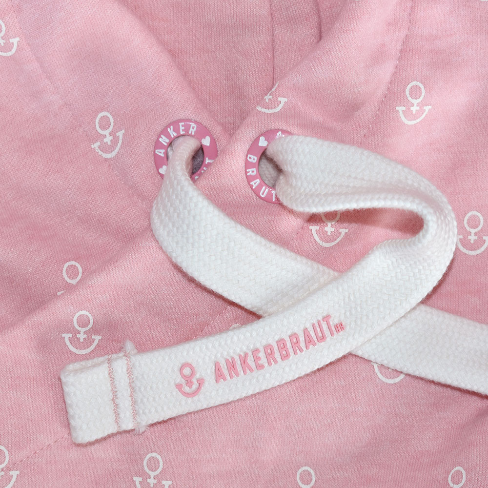 Weibliches Model mit ANKERBRAUT Hoodie in Rosa Melange