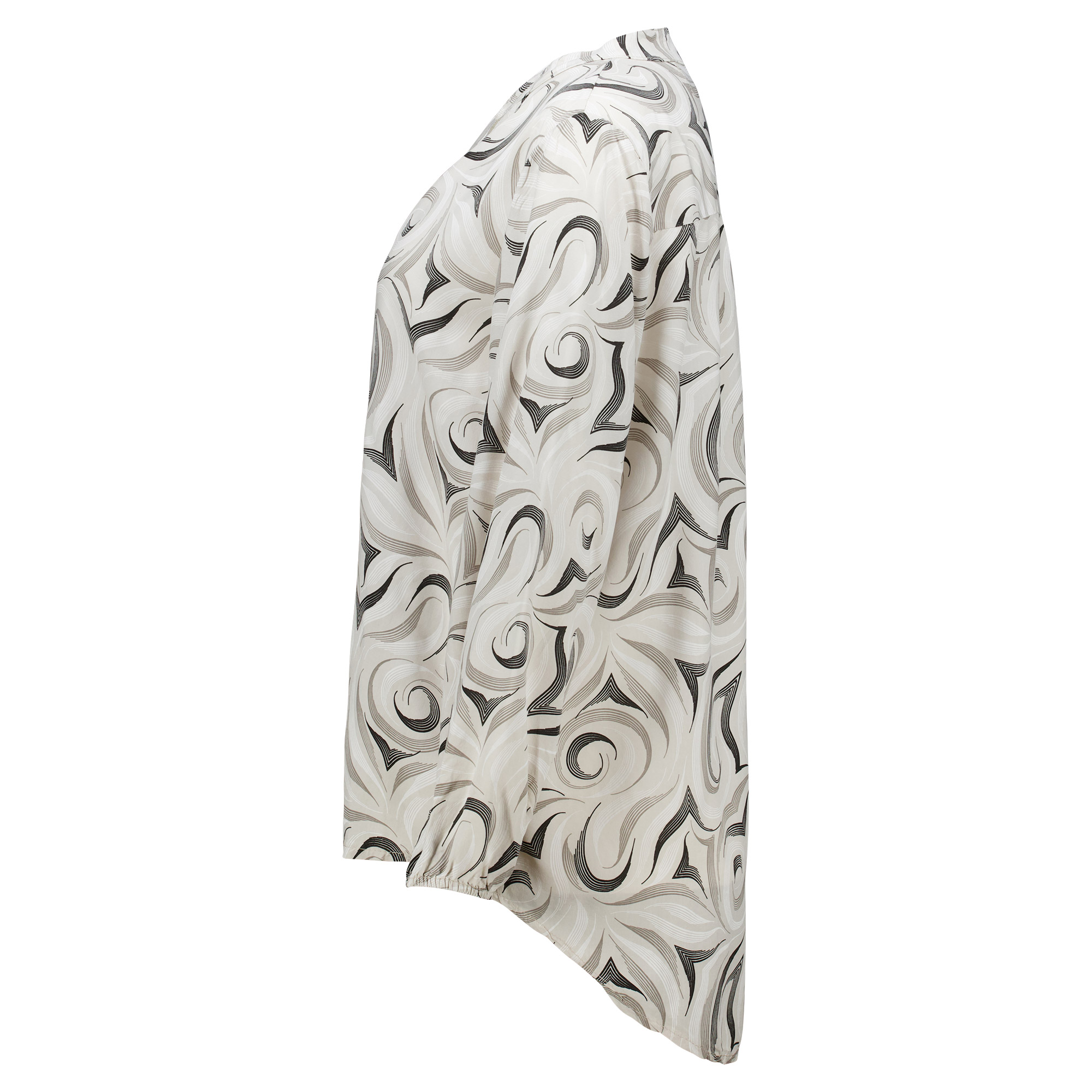Weibliches Model mit Küstenzauber Bluse in Beige