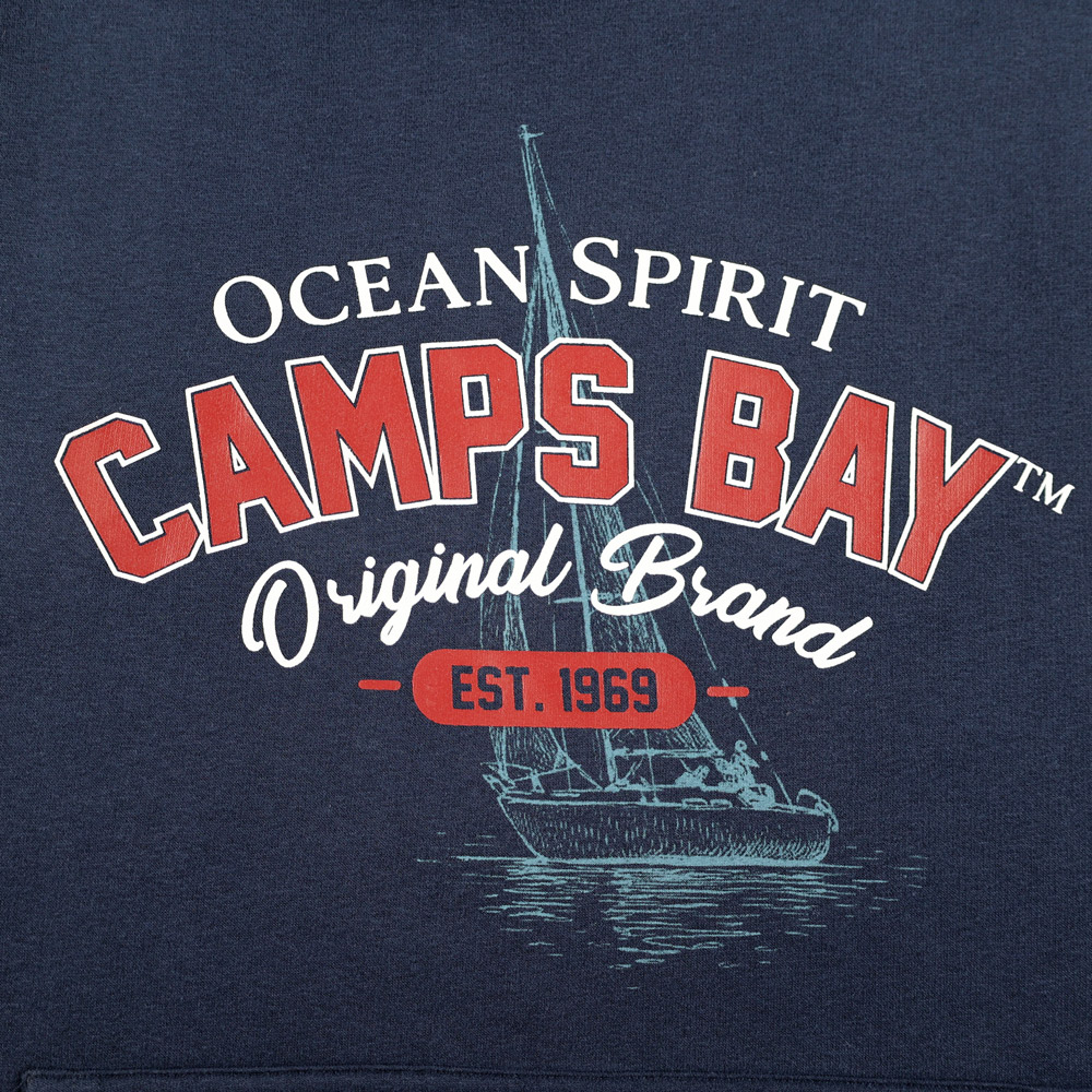 Männliches Model mit CAMPS BAY Hoodie in Night Sky