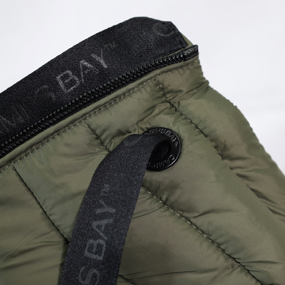 Weibliches Model mit CAMPS BAY Steppjacke in Olive Night