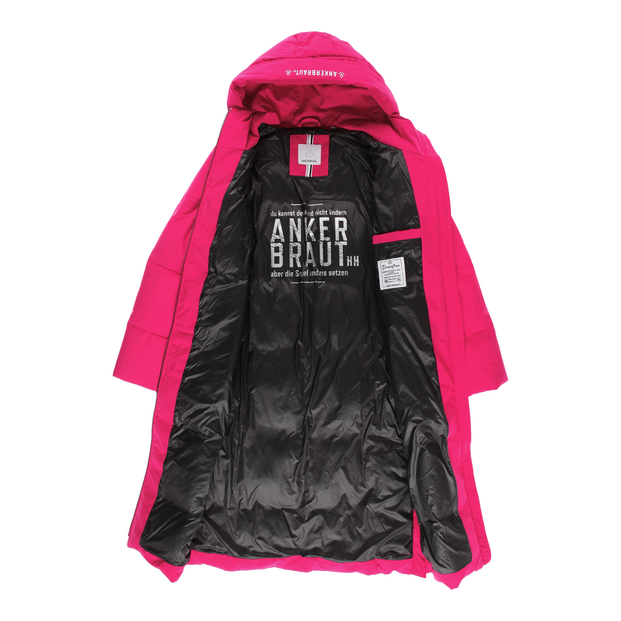 Weibliches Model mit ANKERBRAUT Langmantel in Pink