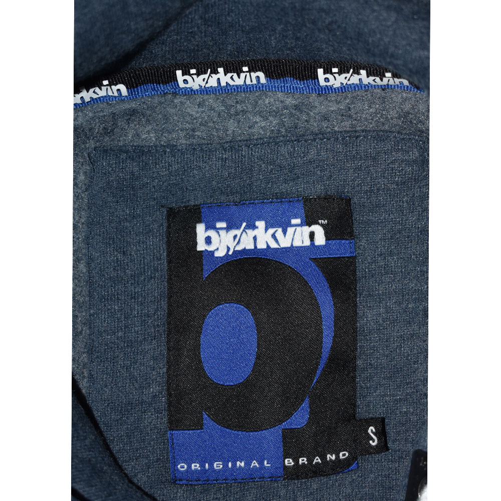 Männliches Model mit Björkvin Hoodie in Total Eclipse Melange 
