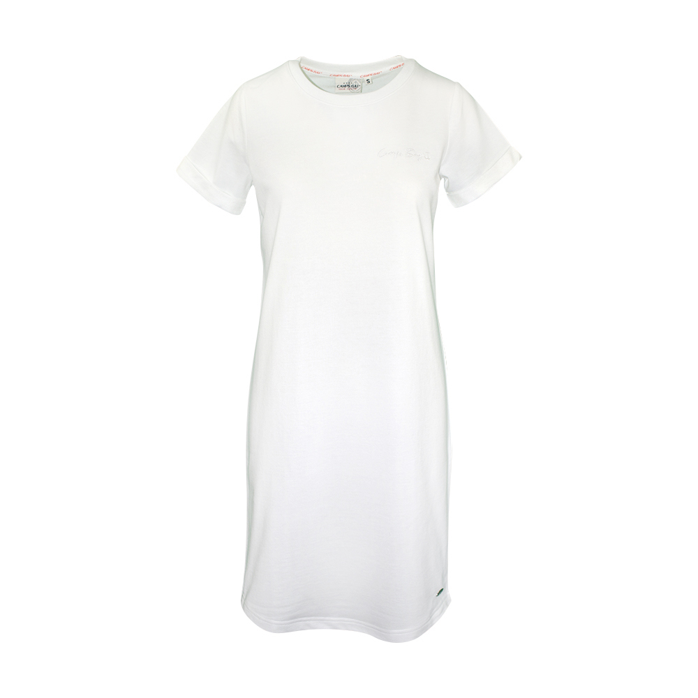 Weibliches Model mit CAMPS BAY Strandkleid in Cloud Dancer Offwhite