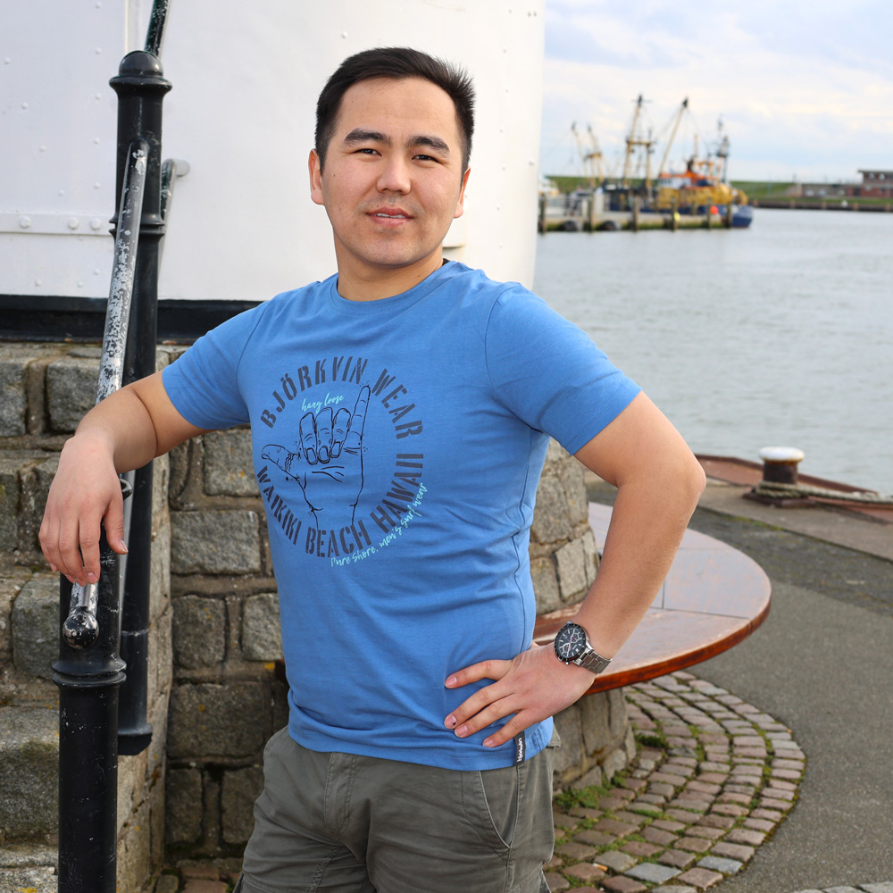 Männliches Model mit Björkvin T-Shirt in Dutch Blue