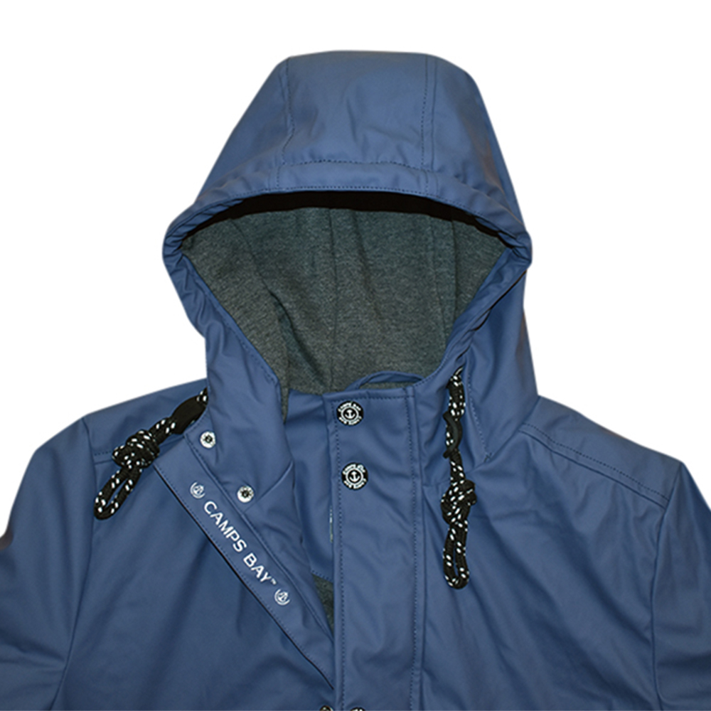 Männliches Model mit CAMPS BAY Wetterjacke in Vintage Indigo