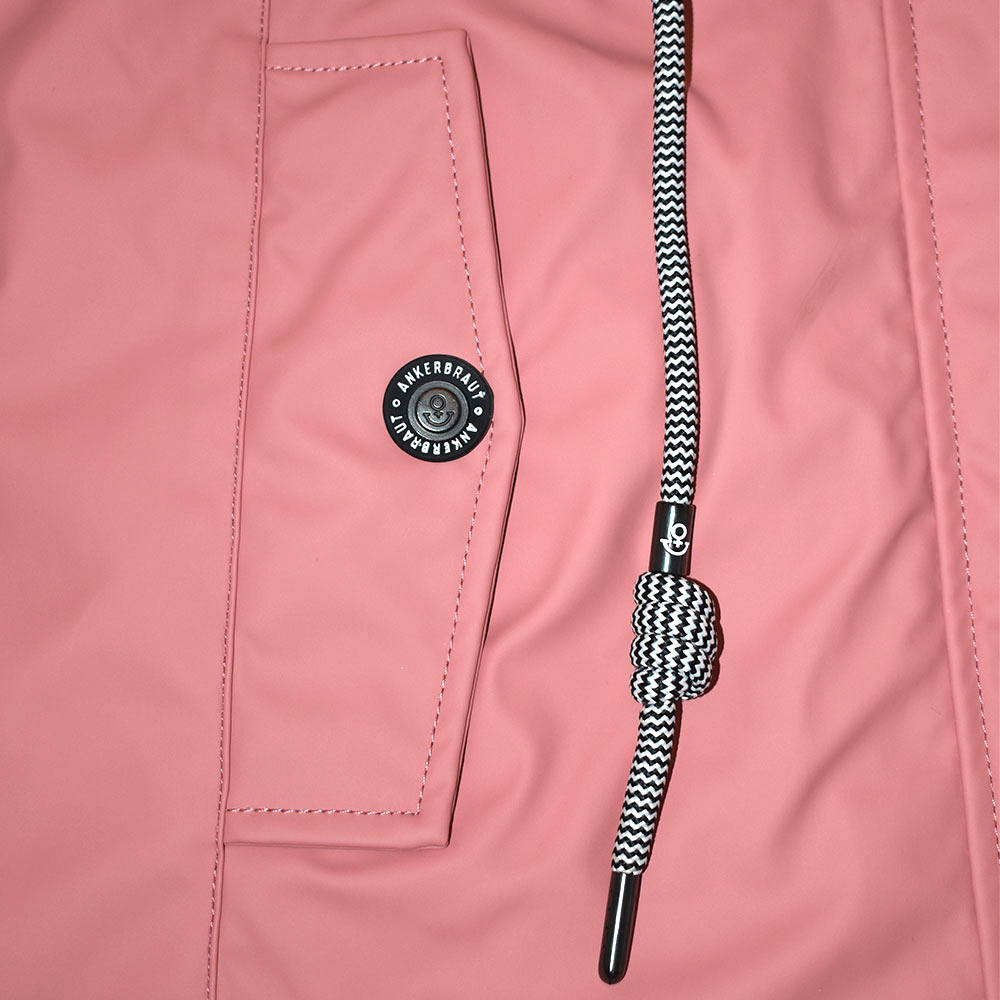 Weibliches Model mit ANKERBRAUT Wetterjacke in Dusty Rose