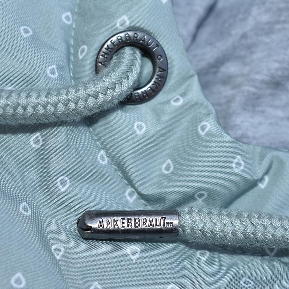 Weibliches Model mit ANKERBRAUT Weste in Slate Gray