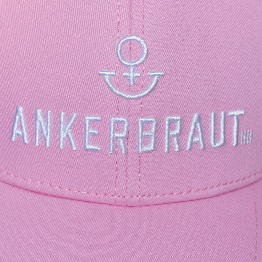 Weibliches Model mit ANKERBRAUT Cap in Pink