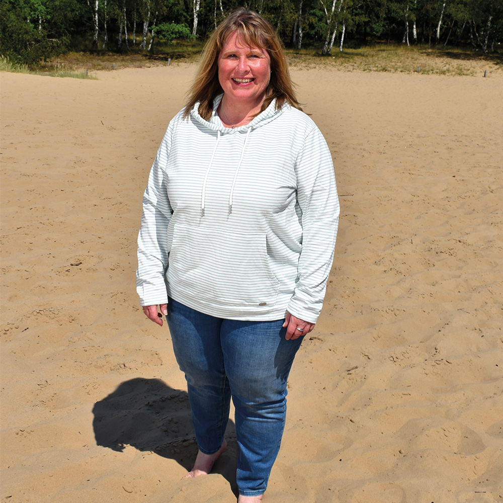 Weibliches Model mit CAMPS BAY Hoodie in Mint-Weiss