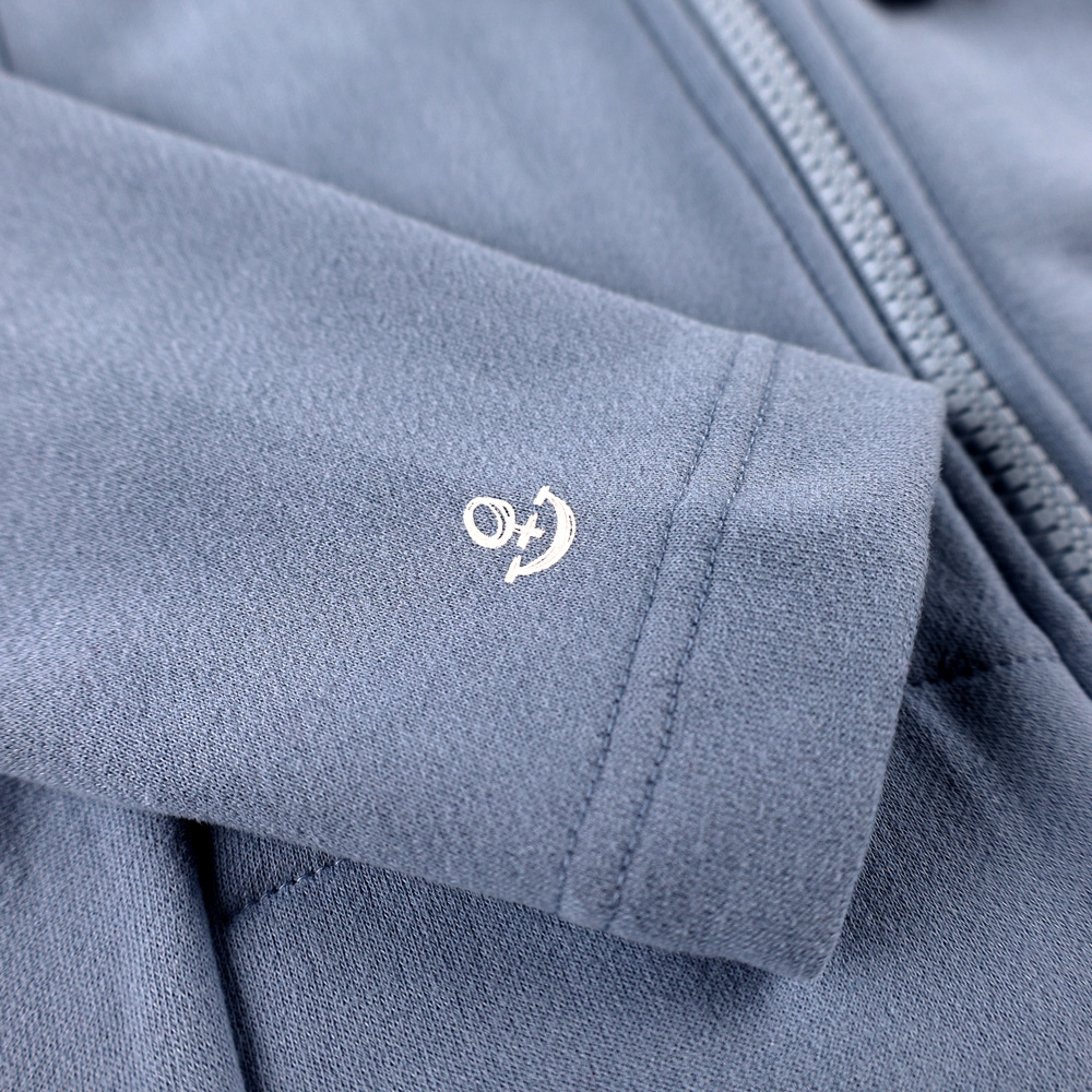 Weibliches Model mit ANKERBRAUT Sweatjacke in Forever Blue