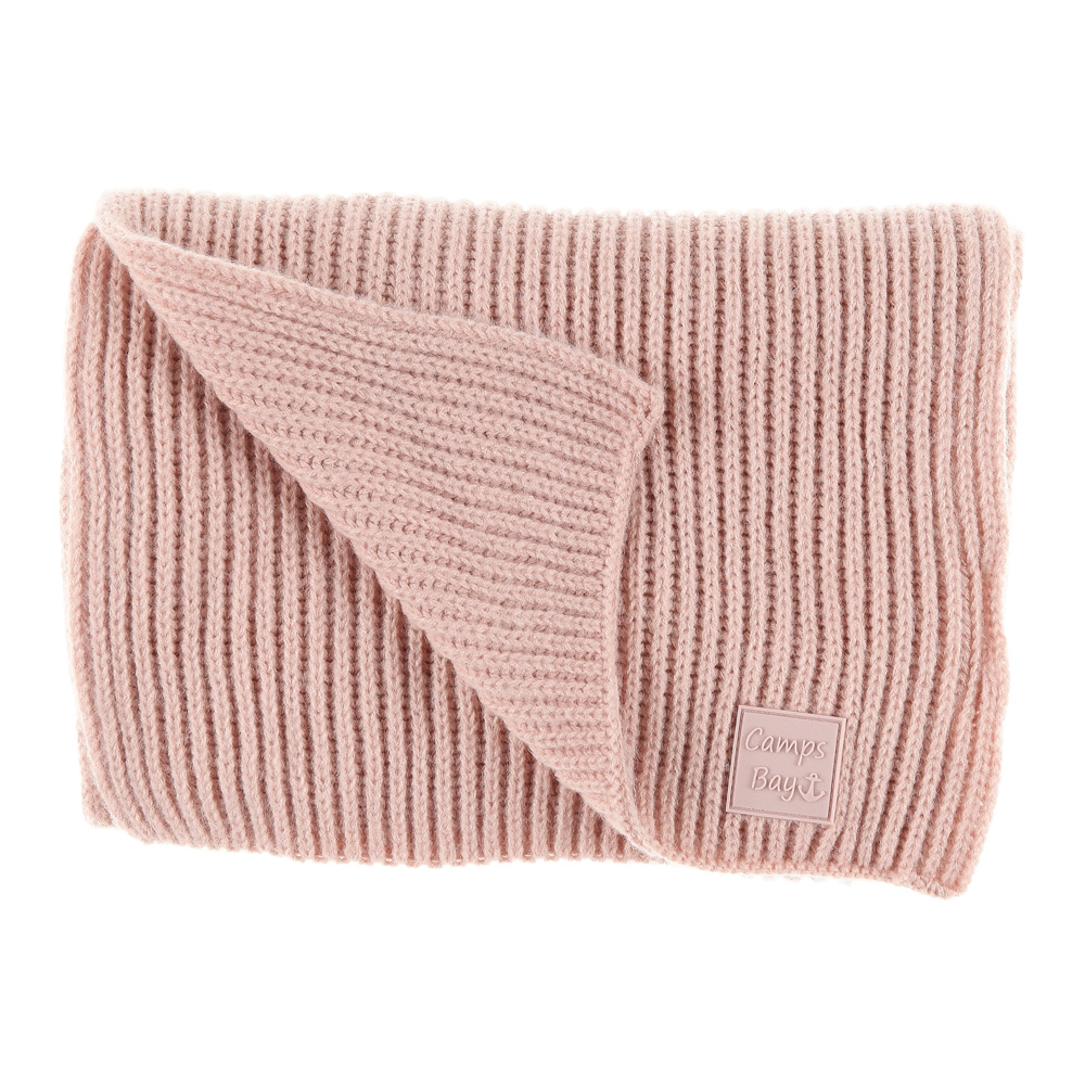 Weibliches Model mit CAMPS BAY Schal in Rose