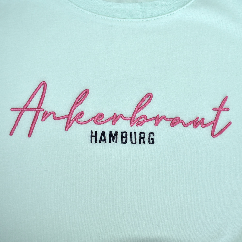 Weibliches Model mit ANKERBRAUT T-Shirt in Honey Dew