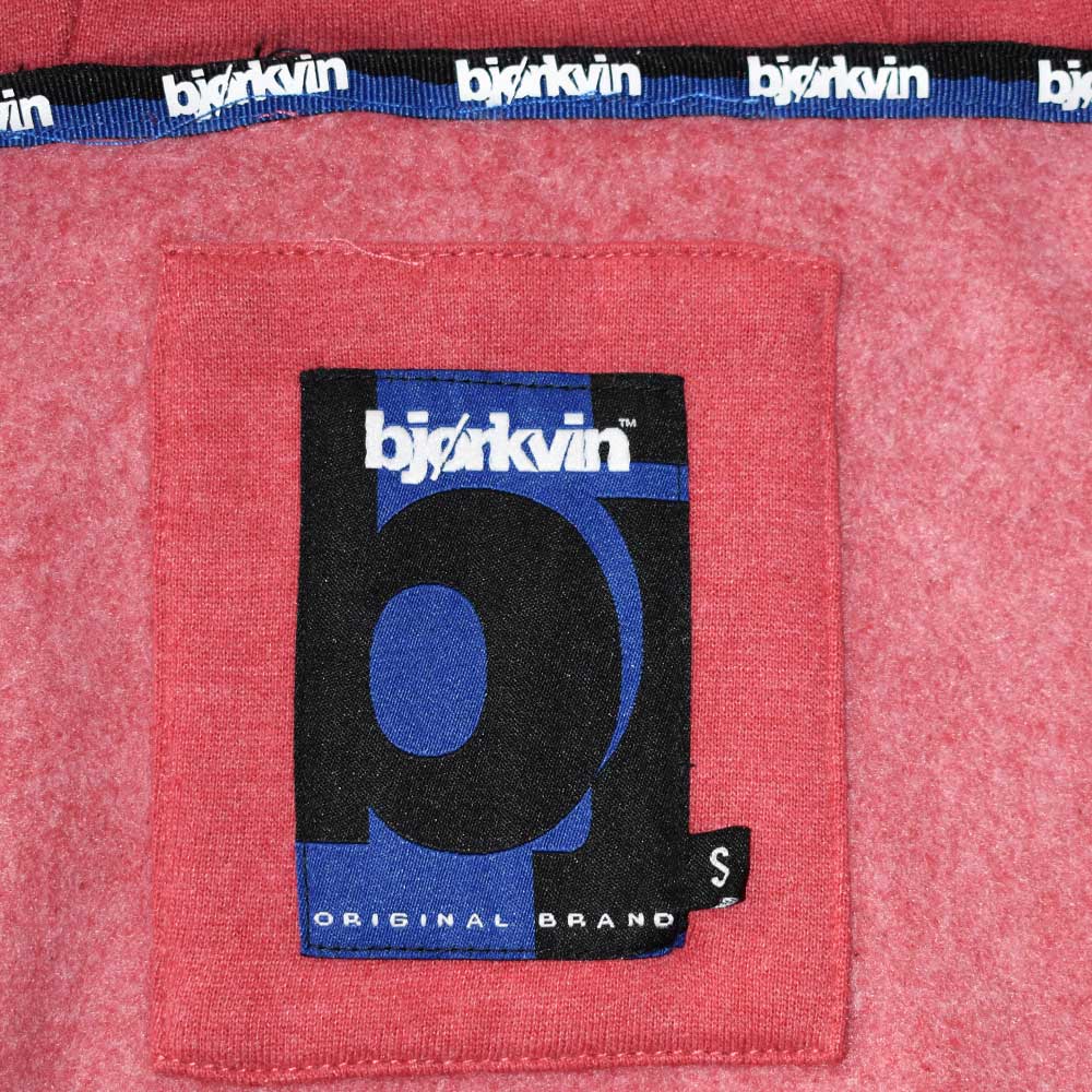 Männliches Model mit Björkvin Sweatjacke in Red Melange