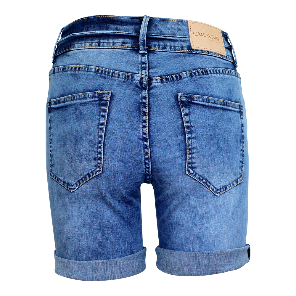 Weibliches Model mit CAMPS BAY Jeans-Shorts in mblue