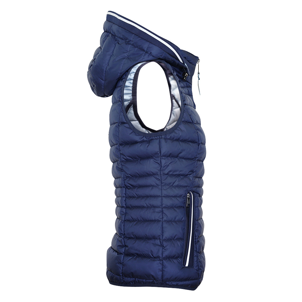 Weibliches Model mit CAMPS BAY Weste in Maritime Blue