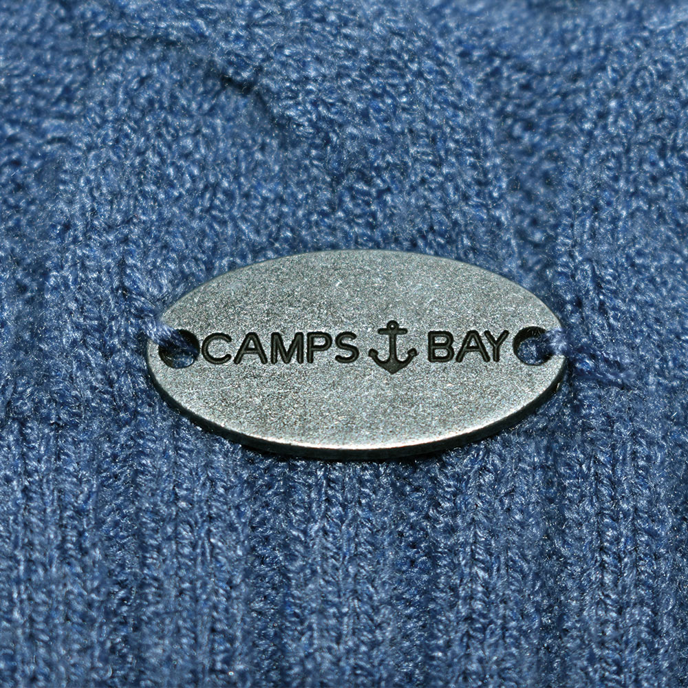 Weibliches Model mit CAMPS BAY Strickjacke in Infinity