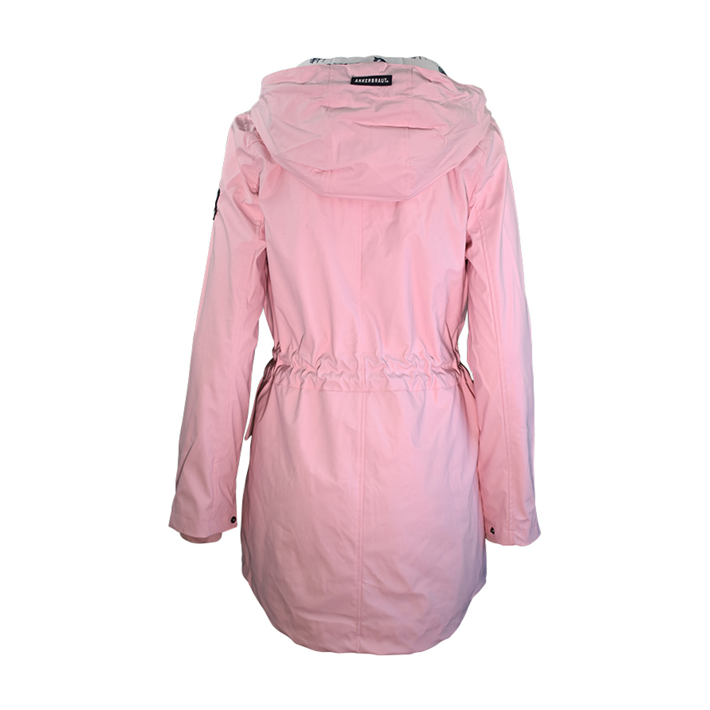 Weibliches Model mit ANKERBRAUT Wetterjacke in Potpourri-Rose