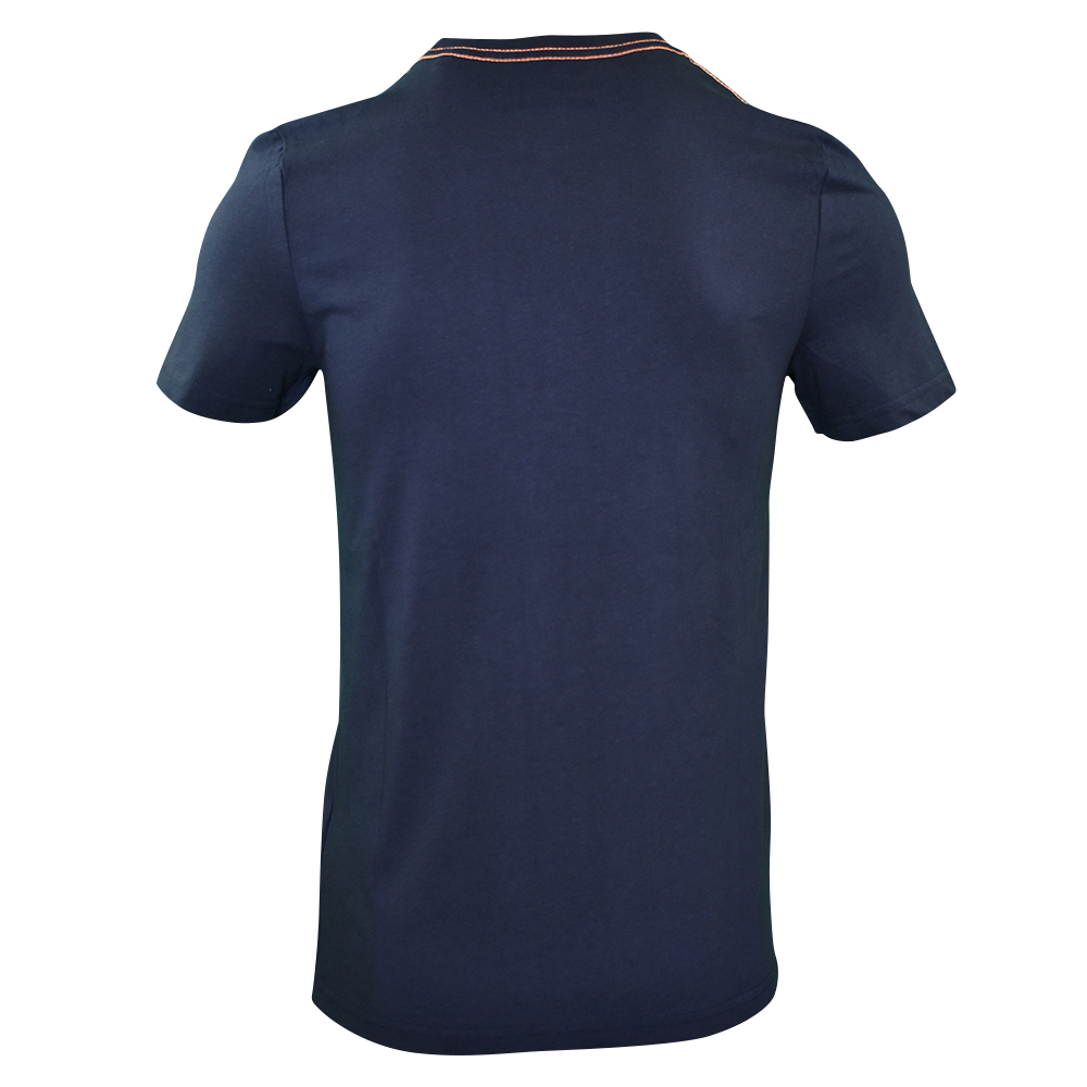 Männliches Model mit CAMPS BAY T-Shirt in Night Sky