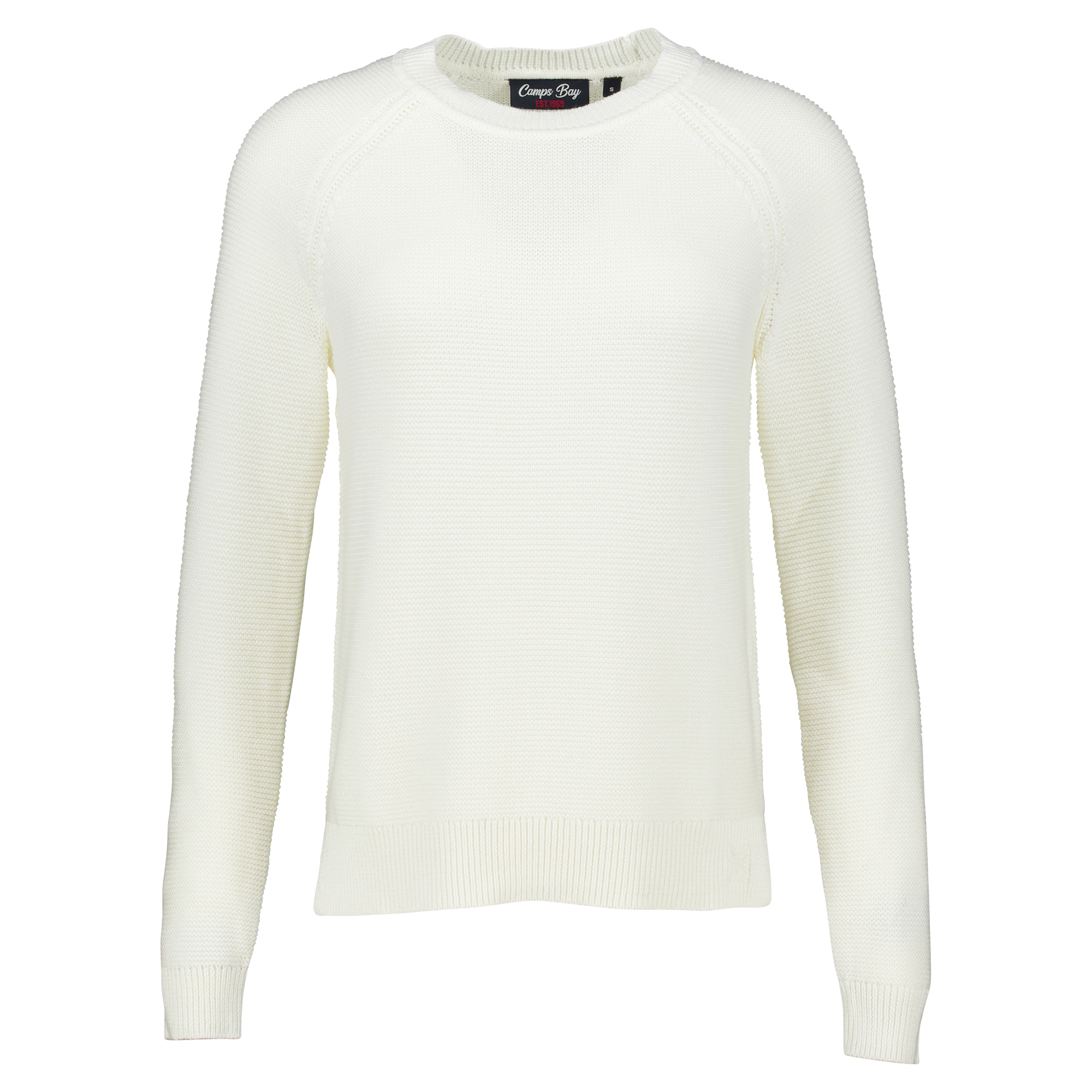 Weibliches Model mit CAMPS BAY Pullover in Weiß