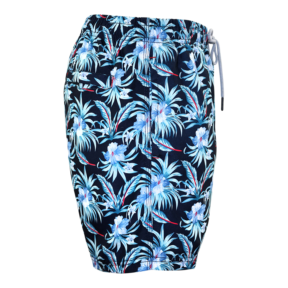 Männliches Model mit CAMPS BAY Badeshorts in Palm