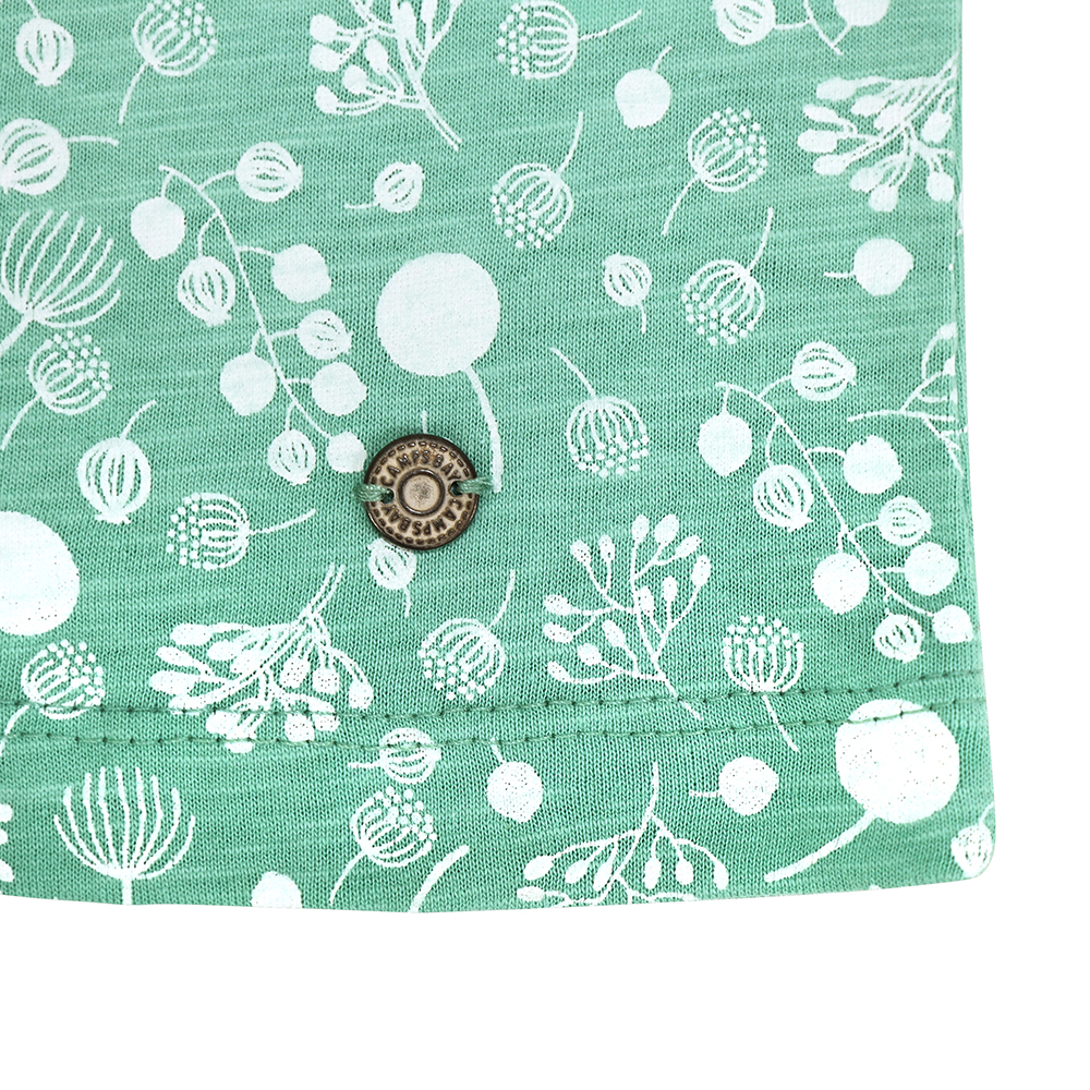 Weibliches Model mit CAMPS BAY T-Shirt in Dusty Jade Green