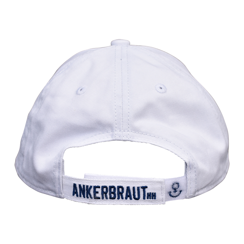 Weibliches Model mit ANKERBRAUT Cap in Weiß